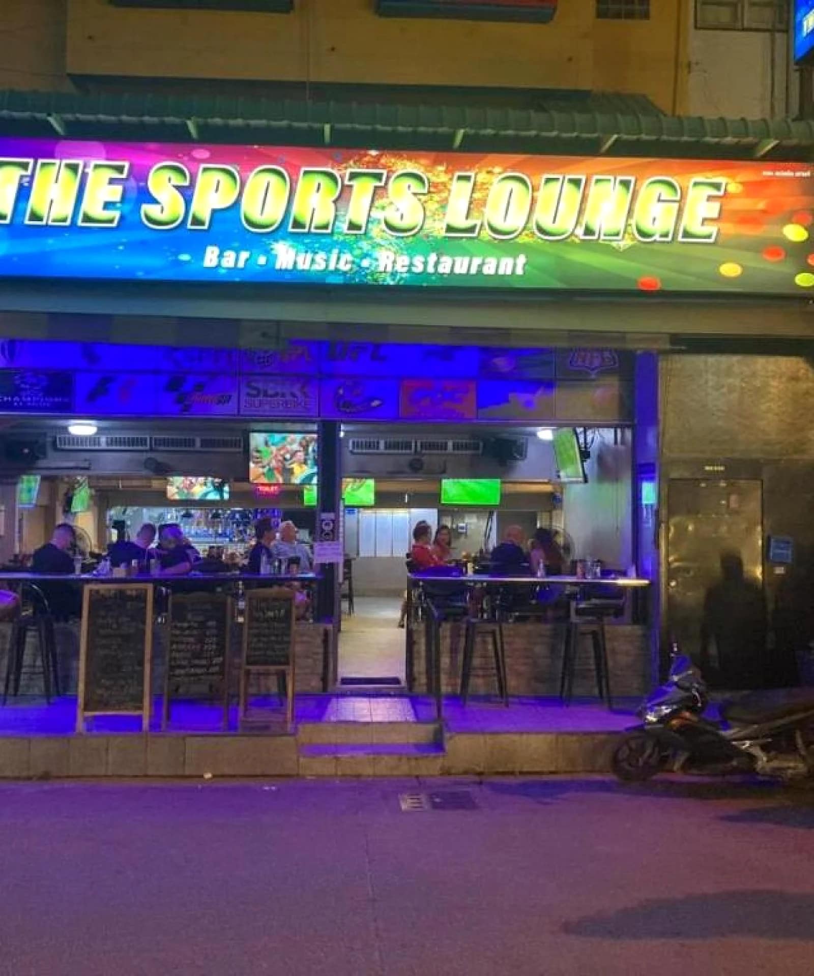 The Sports Lounge Pattaya Review: Great Value or One to Avoid? 3 Local transport moving along a busy Pattaya street