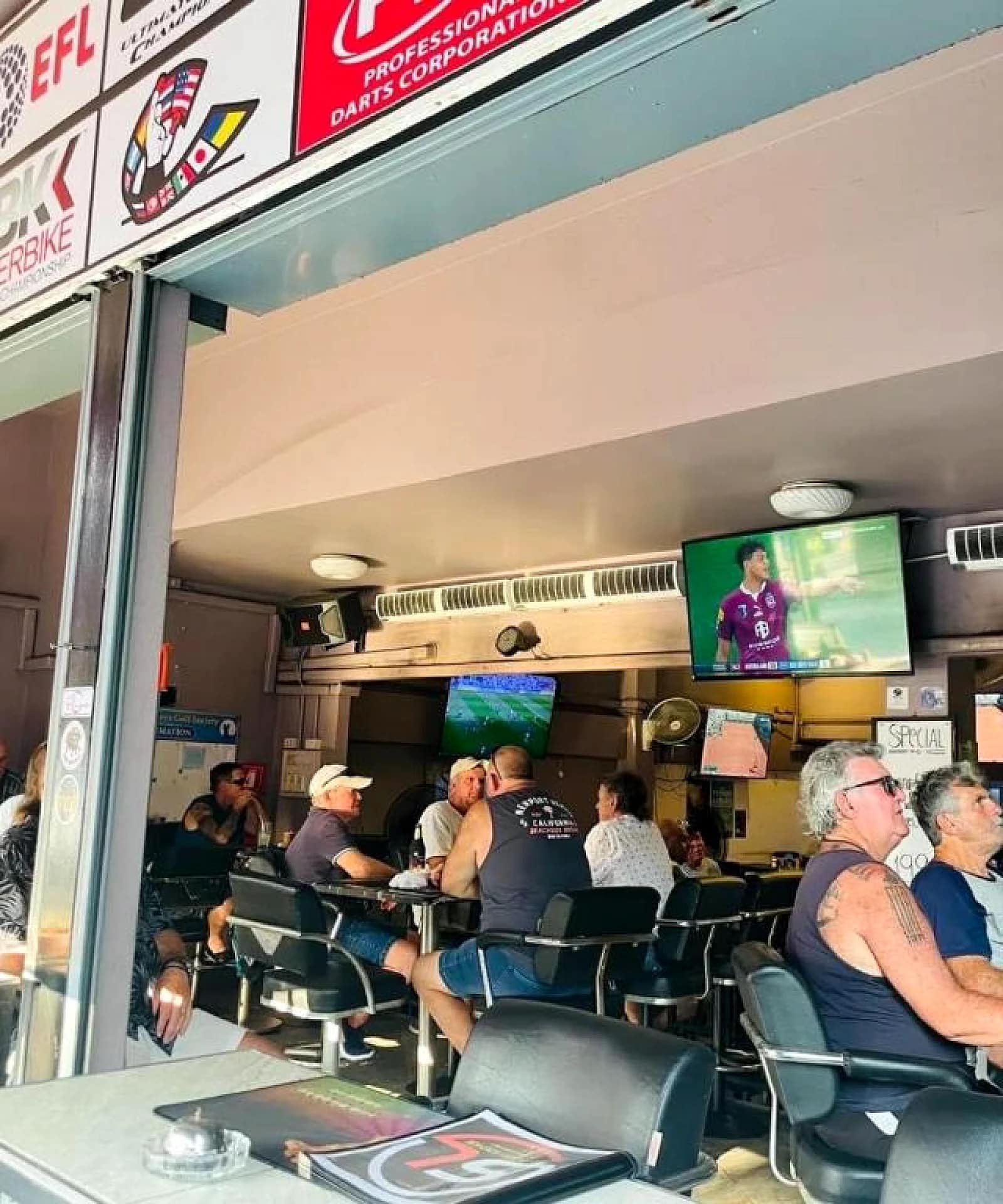 The Sports Lounge Pattaya Review: Great Value or One to Avoid? 4 Practical budget hotel room with bed and basic in-room facilities in Pattaya